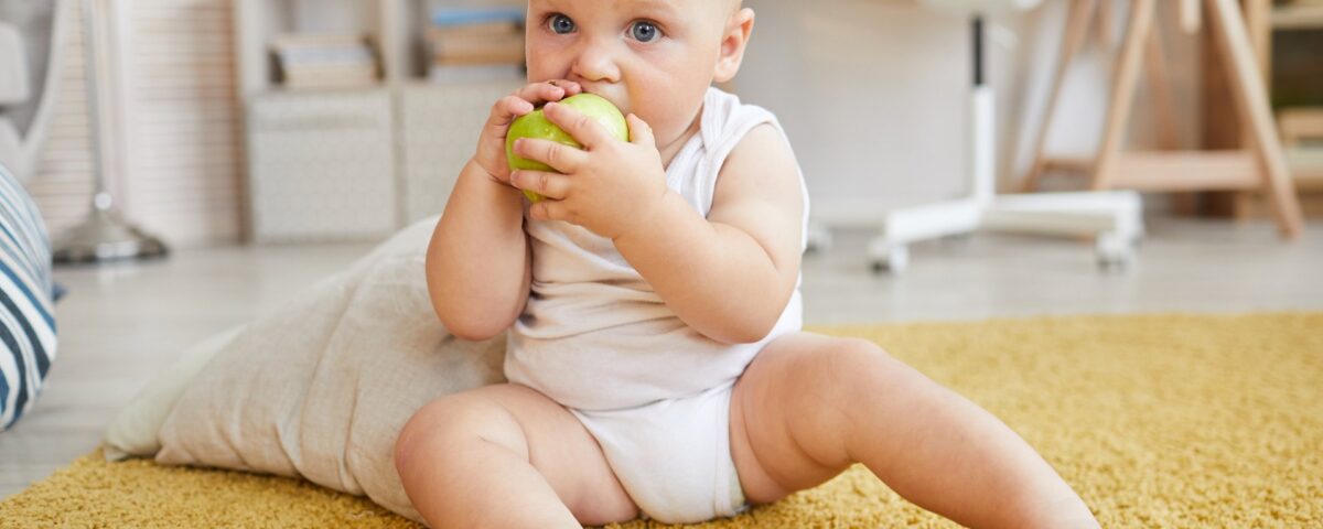 Beba jede jabuku