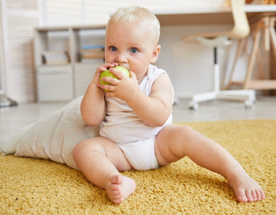 Beba jede jabuku