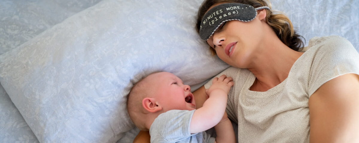 Beba place dok majka pokusava da zaspi