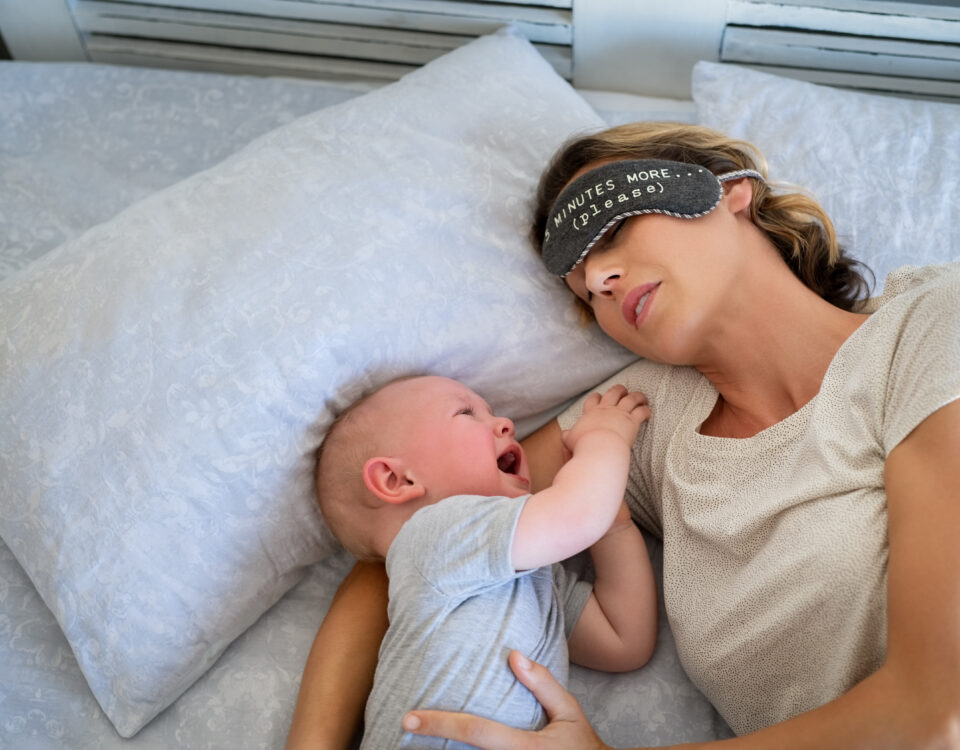 Beba place dok majka pokusava da zaspi